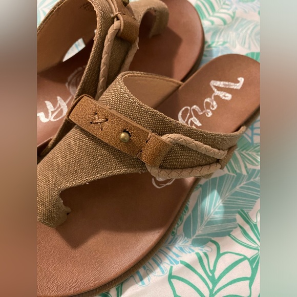 Very G Tan Sandals - Picture 6 of 10